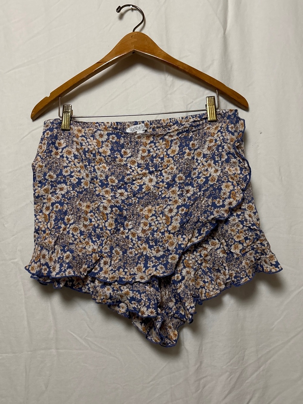 3/$25 Patrons of Peace wrap floral shorts/skirt